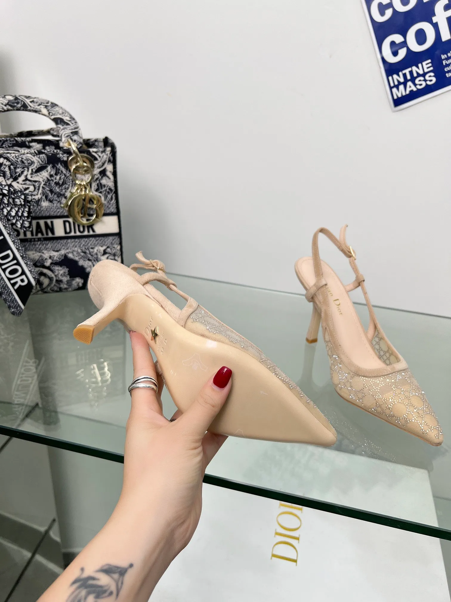 👟👟Ex-factory price 560👟👟Dior 2025 spring and summer catwalk new style bling...bling...crystal shoes Capture one-line high-heeled Mule women's shoes Star same rhinestone square toe cannage pattern cat heel slippers The top high-end version on the market Exclusive sale Material: original custom mesh inlaid with hot Australian rhinestones + water-dyed sheepskin feet + original molded hardware buckles + Italian leather outsole Heel height: 6.5CM/9.5CM size: 33-44 (33.34.40.41.42.43.44 is custom-made and cannot be returned or exchanged)